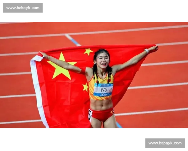 吴艳妮：赛场狂飙破纪录，场外甜飒展豹系魅力